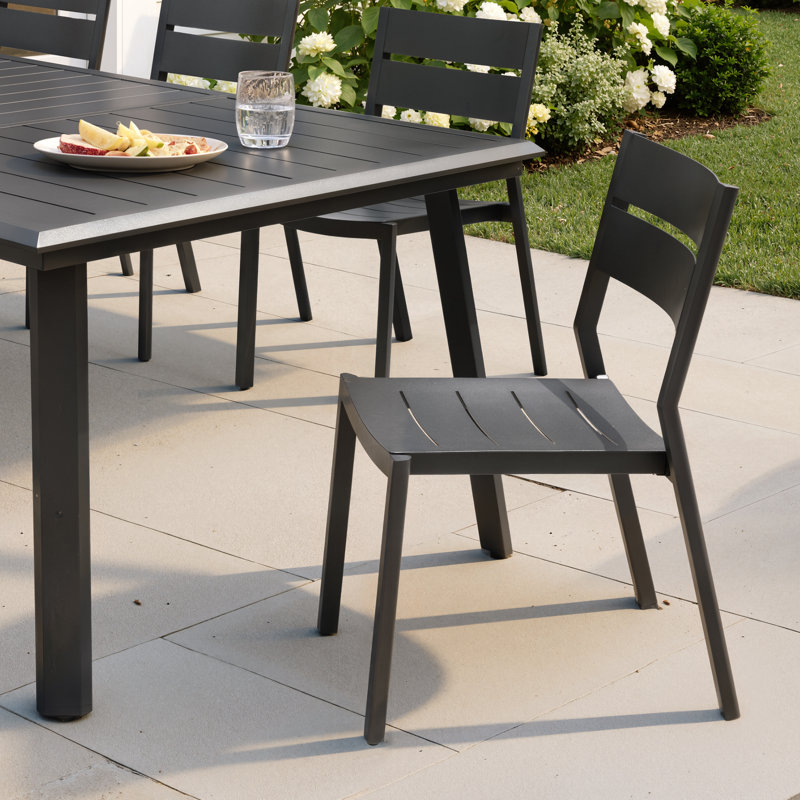 Ensemble de salle à manger pour 6 personnes en aluminium avec chaises empilables et trou pour parasol, l 82,7 po x P 38 po (ensemble de 7)