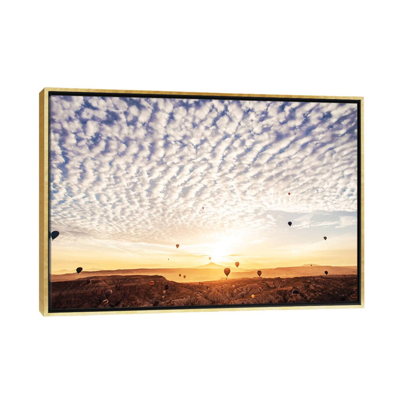 "Fly to the clouds" par Hobopeeba-reproduction de photo, H 26 po x l 40 po x 1,5 po, Toile encadrée d'or, Pas de tapis