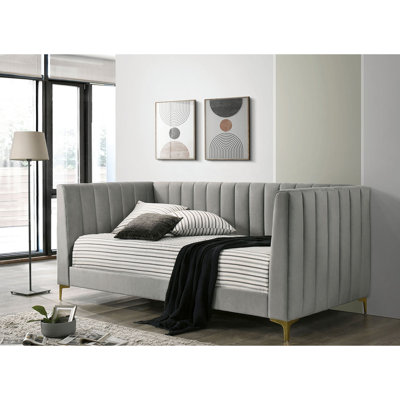 Lit de jour gris avec sièges contemporains, pieds en métal doré et capitonnage à canaux, profondeur de 80,57 po, pieds de capitonnage avec assise de matelas, hauteur de 32,24 po, sensation douillette