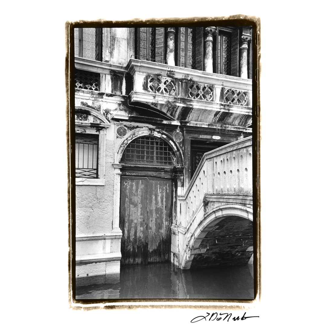 Leinwandbild Venetian Doorway von Laura DeNardo