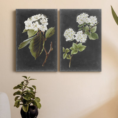 «Dramatic White Flowers I», toile tendue avec châssis de qualité supérieure - prête à être accrochée