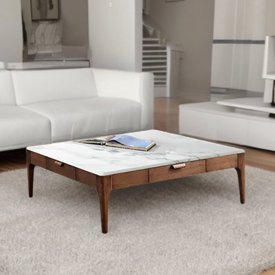 Table basse à quatre pieds avec rangement