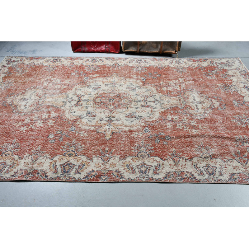 Authentique tapis turc fait à la main avec un look rétro dans une teinte rouge riche, idéal pour ajouter une touche d'élégance à n'importe quelle pièce ou zone