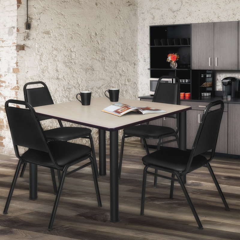 Plateau de table Kee Square, 4 chaises empilables, H 29 po x l 48 po x P 48 po, Noir, Érable