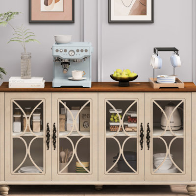 Armoire beige avec verre trempé. Style européen antique pour le couloir. , Placage en bois, armoire de rangement à 4 portes. Salle à manger rétro. Et robuste