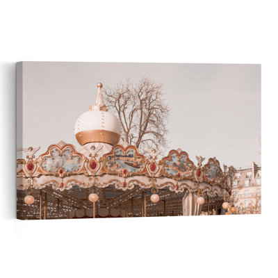 Affiche murale vintage représentant un carrousel parisien classique et romantique, inspirée de l'architecture de la ville.