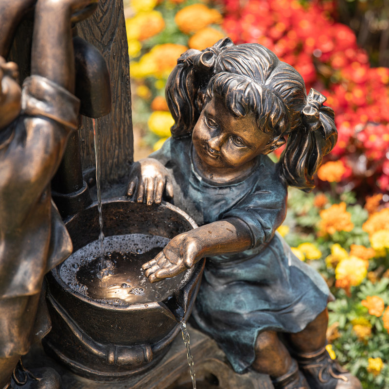 Fontaine garçon et fille en résine Chalfield