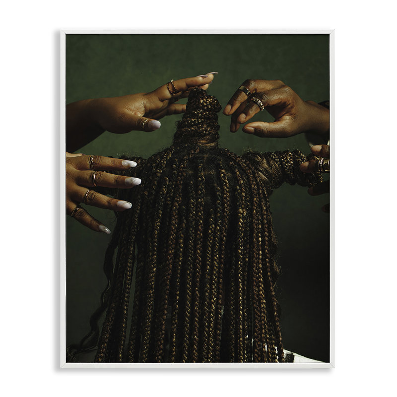  Femmes tressées, art de la giclée par Oladimeji Odunsi, H 30 po x l 24 po, Estampe numérique encadrée blanc bord de mer