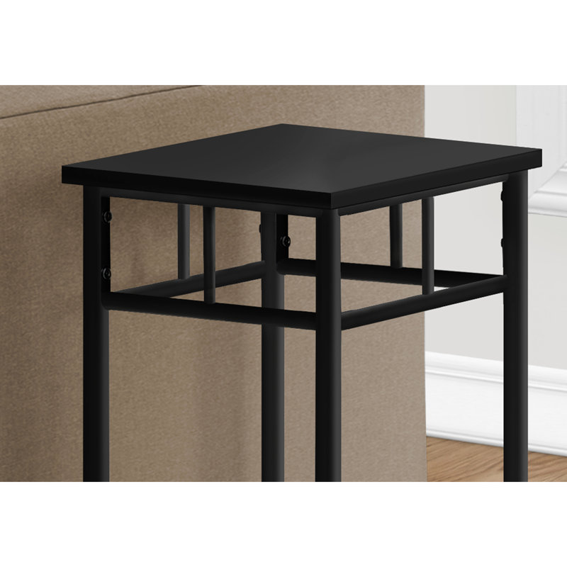 Table d'appoint moderne au fini noir. 2 tablettes carrées pour le salon et la maison. Base en métal. Élégante chambre à coucher avec bout latéral et 2 tablettes. Design, chambre à coucher. Rangement