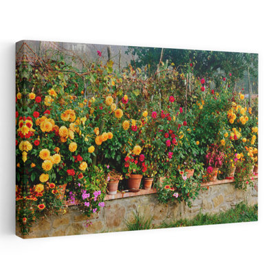 Art contemporain de fleurs abstraites en pot dans une ferme