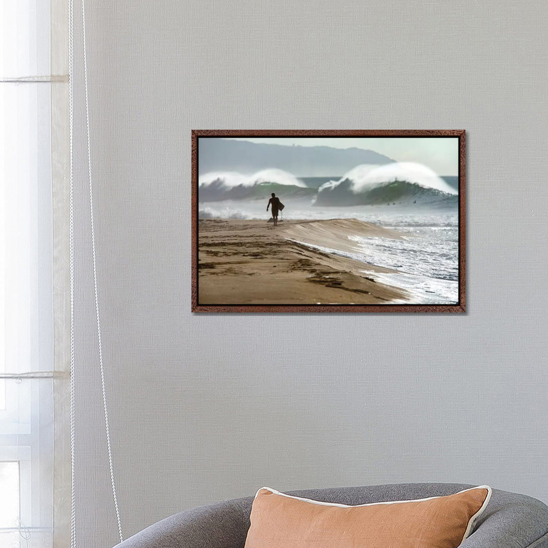 Beach Barrels von Sean Davey - Galerie-verpackte Leinwand Giclée auf Leinwand