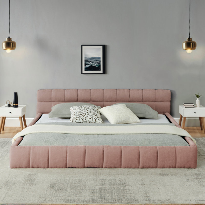 Très grand lit, lit plateforme tapissier rose avec tissu épais, tête de lit, chambre à coucher élégante, détente et confort
