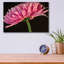 «Mum With Water Droplets» par Pamela Plummer, art mural en verre acrylique, 24 po x 16 po-1725759186