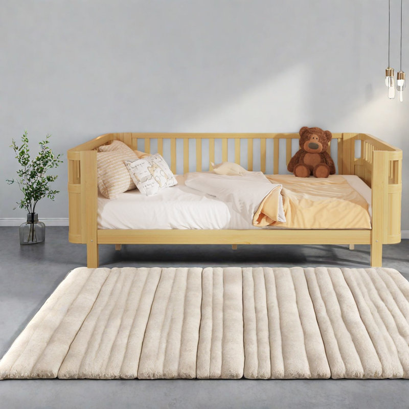Grand lit plateforme moderne en bois, conception discrète et durable pour les espaces familiaux