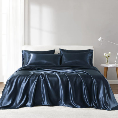 Lit simple en satin de luxe - froissé - éclat. Convient aux matelas de 16 po ou moins. Contient 1 drap plat, 4 taies d'oreiller et 4 taies d'oreiller. Doux et soyeux, ravivant les poils. Bleu foncé, 100%. Lavage à froid