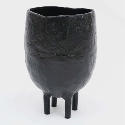 Charmant vase de table décoratif en aluminium pour le salon afin d'ajouter élégance et caractère rustiques à votre maison
