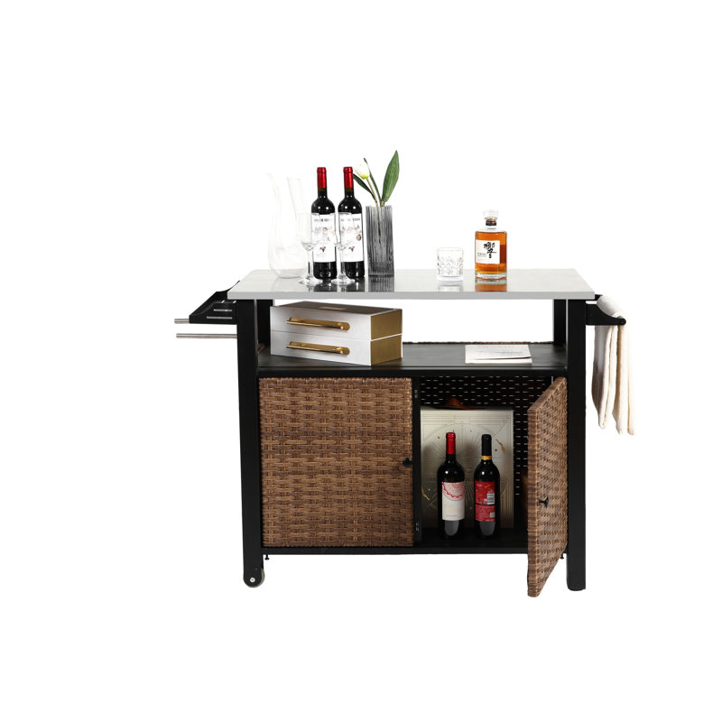 Et chariot d'îlot extérieur avec plateau en acier inoxydable pour jardin de patio, roues de table de cuisine polyvalentes brunes, utilisation dans le jardin