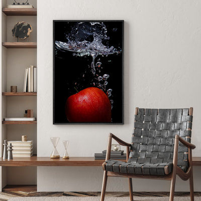 Pomme rouge vif dans l'eau sur toile