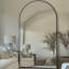 Miroir surdimensionné arqué en métal surdimensionné-570231710-543396701