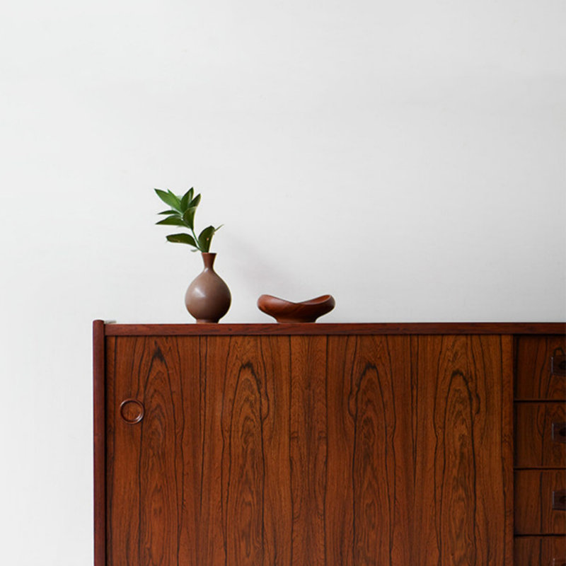 Large-Capacity Minimalist Sideboard