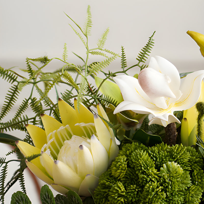 Ornements de fleurs simulées