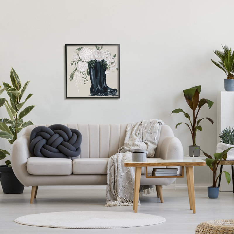 Arrangement de fleurs blanches avec bottes noires, L 24 po x H 24 po, Giclée encadrée noir minuit