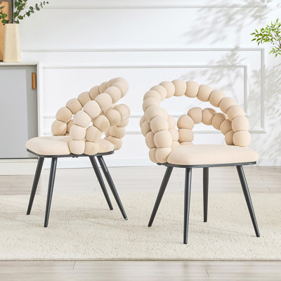 Un ensemble de 2 chaises de salle à manger, des chaises d'appoint modernes décorées de velours avec des dossiers à bulles incurvés et des pieds de chaise en métal noir, pouvant être utilisées comme luxueuses chaises de coiffeuse dans les cuisines, les salles à manger, les chambres et les salons.