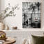 Silhouette d'un garçon avec une balançoire rouge derrière une clôture grillagée, tableau sur toile-726175120