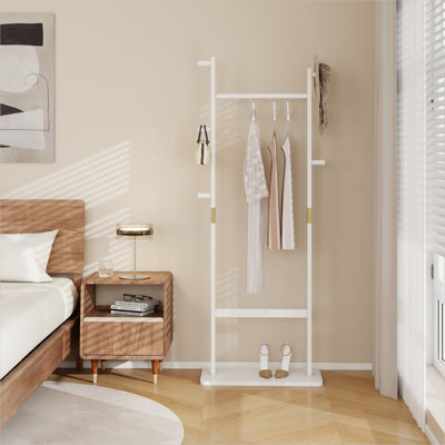 Portemanteau mince autoportant en bois avec 4 crochets, 70,87 po de hauteur, compact pour la chambre à coucher ou le vestibule, blanc classique