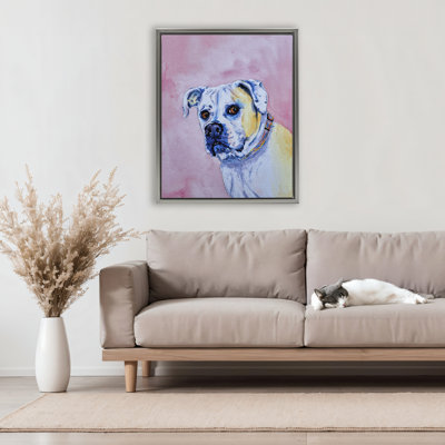 Chien regardant sur un cadre flottant rose, design par Tatiana Roberts