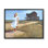 Femme debout sur une plage lointaine brise du vent brise