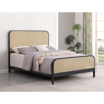 Grand lit avec esthétique côtière, structure en métal noir et sangles de canne ouvertes pour la chambre à coucher, conception moderne et aérée, bords arrondis, tissé