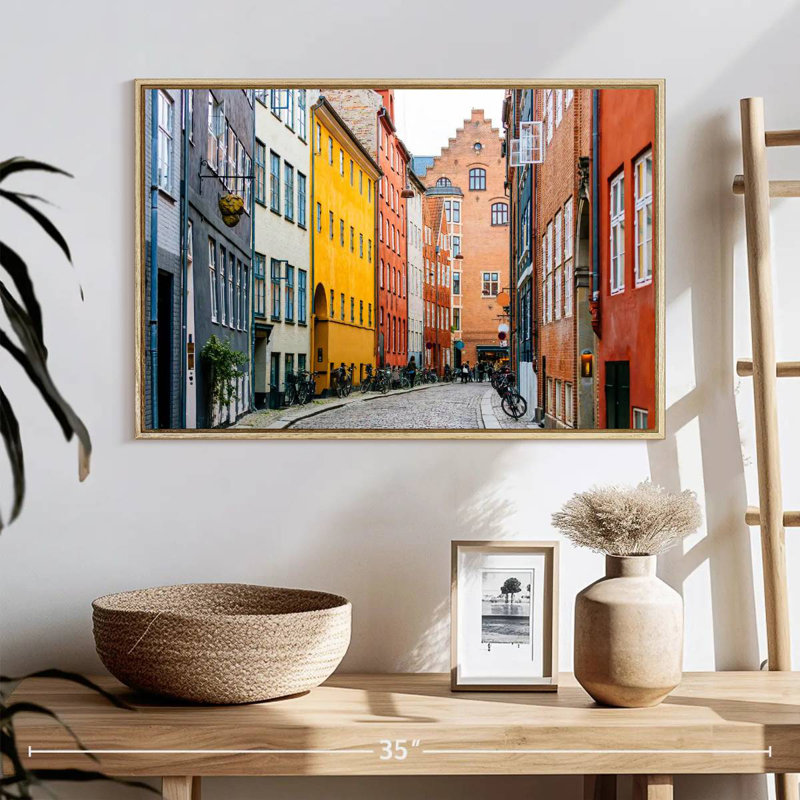 Rue à Copenhague, H 25 po x l 17 po, Cadre flottant en bois naturel