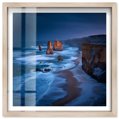 «Azure Coast Sentinels Shadowbox», photographie côtière par Notoriart, cadre blond, 41 x 41