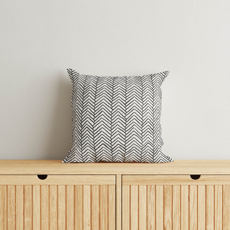 Coussin à chevrons, Ivoire/gris anthracite, H 16 po x l 16 po