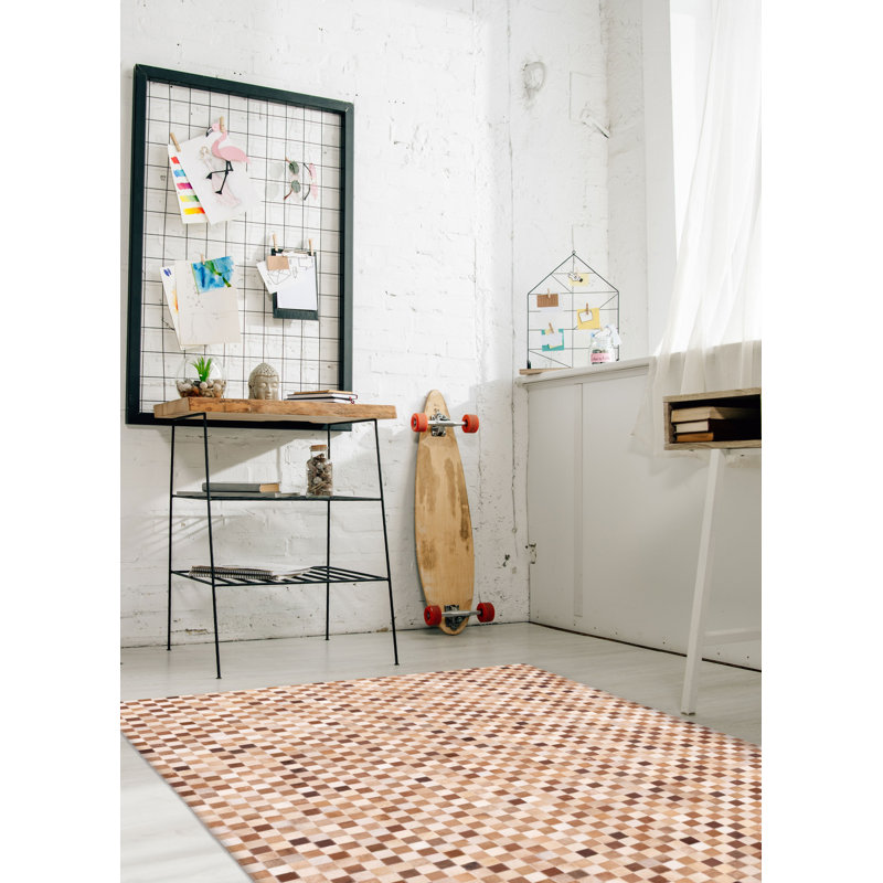 Tapis brun en cuir de vache patchwork 5 pi 0 po x 8 pi 0 po