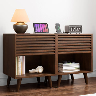 Ensemble de table de chevet Mid-Century moderne avec station de charge, tiroir cannelé, tables de chevet en bois avec tablette ouverte, noyer