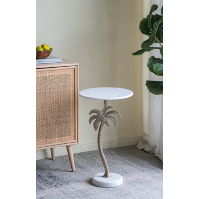 Table d'appoint ronde avec plateau en marbre blanc et piédestal décoratif en forme de palmier doré pour des espaces de vie élégants, durables et peu encombrants.