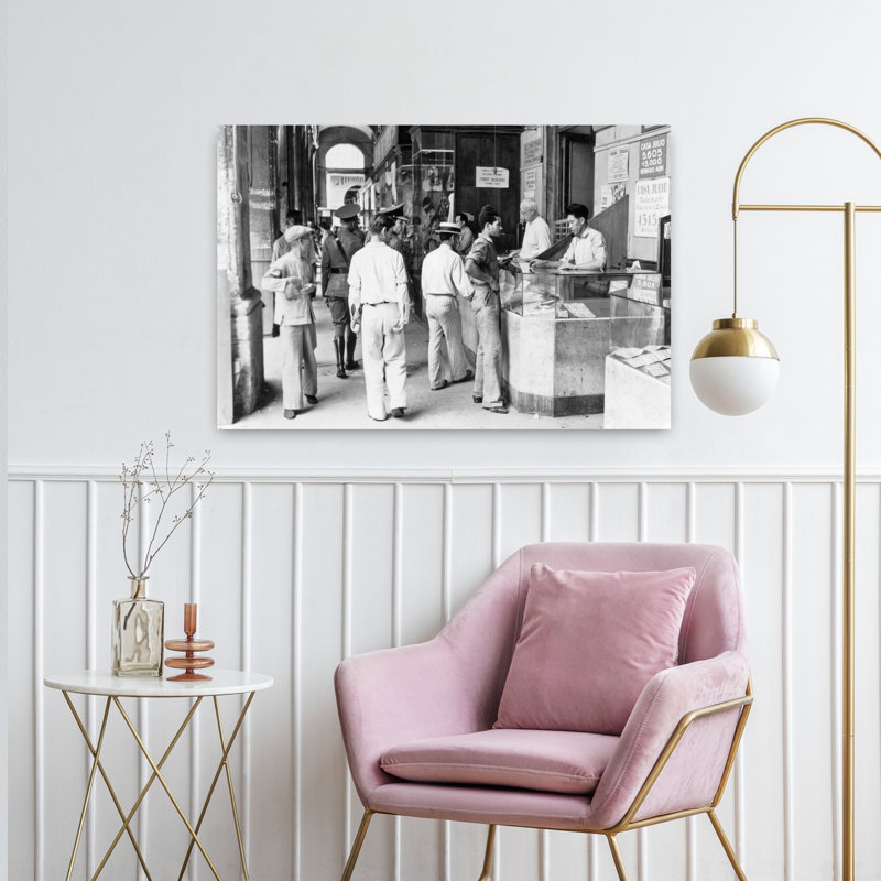 «1930s 1940S Men at local Lottery Stores, La Havane, Cuba, rétro classique rétro, art urbain tropical, H 24 po x l 36 po