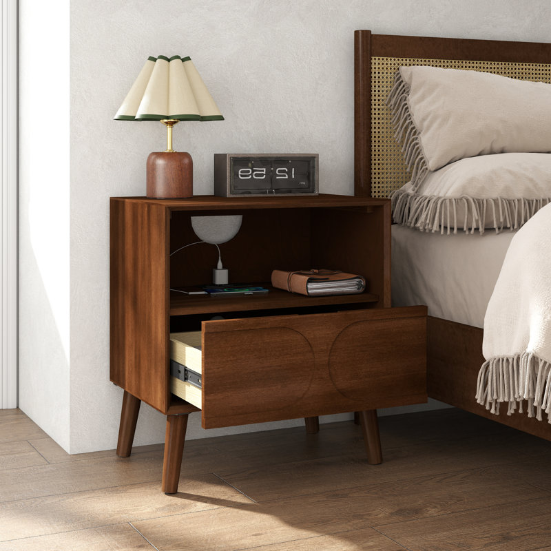 Table de chevet Farmhouse avec station de charge USB, prise et tiroir - Conception cannelée de style Mid-Century, pieds en bois massif, noyer