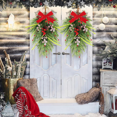 24 po Artificiel de Noël en forme de larme 2 pièces aiguilles de pin artificielles Porte en forme de larme Noël cèdre vert hivernal couronne avec baie rouge pour armoire de cuisine manteau de cheminée de cheminée décor à la maison