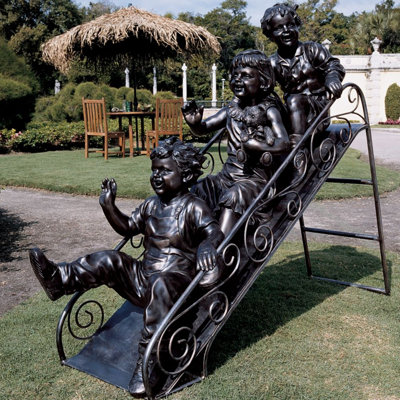 Statue glissade vers l'été