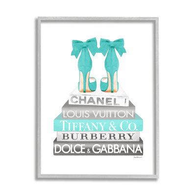 «Turquoise Designer Heels On Modern Glam Bookstack», art mural sur toile tendue par Amanda Greenwood