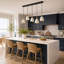 Suspension moderne à 5 lumières Kennesaw, à intensité variable, avec cône linéaire blanc et or, idéale pour îlot de cuisine.