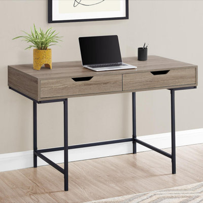 Bureau d'ordinateur moderne et minimaliste