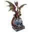 Dragon métallique rouge et doré sur un crâne de sorcière surdimensionné