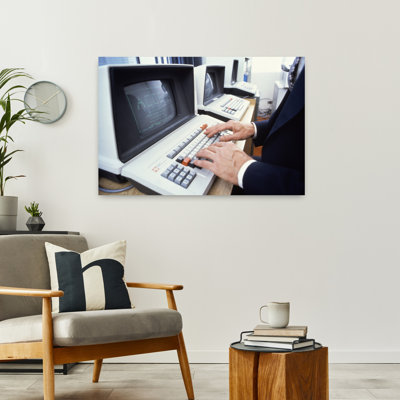 1980, mâle, mains, sur, clavier, de, vieux, Texas instruments, antique, ordinateur, terminal, rétro, rétro, urbain, art mural