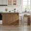 Îlot de cuisine avec table à manger extensible, dessus en faux marbre et prises électriques-1041909876