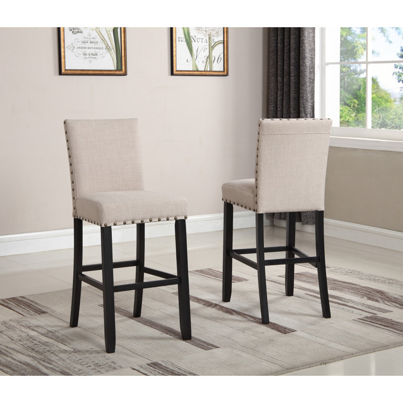 Ensemble de table de bar élégant et fonctionnel avec chaises de pub cloutées pour une expérience culinaire confortable.