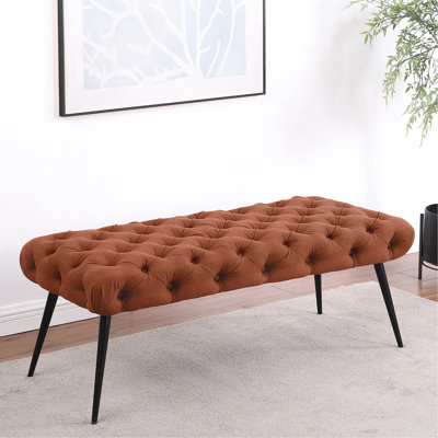 Banc rembourré en tissu brun rouille avec pieds en métal élégants, 18 pouces de haut, convenant à une fenêtre sous un bouton de positionnement - pieds de chambre élancés